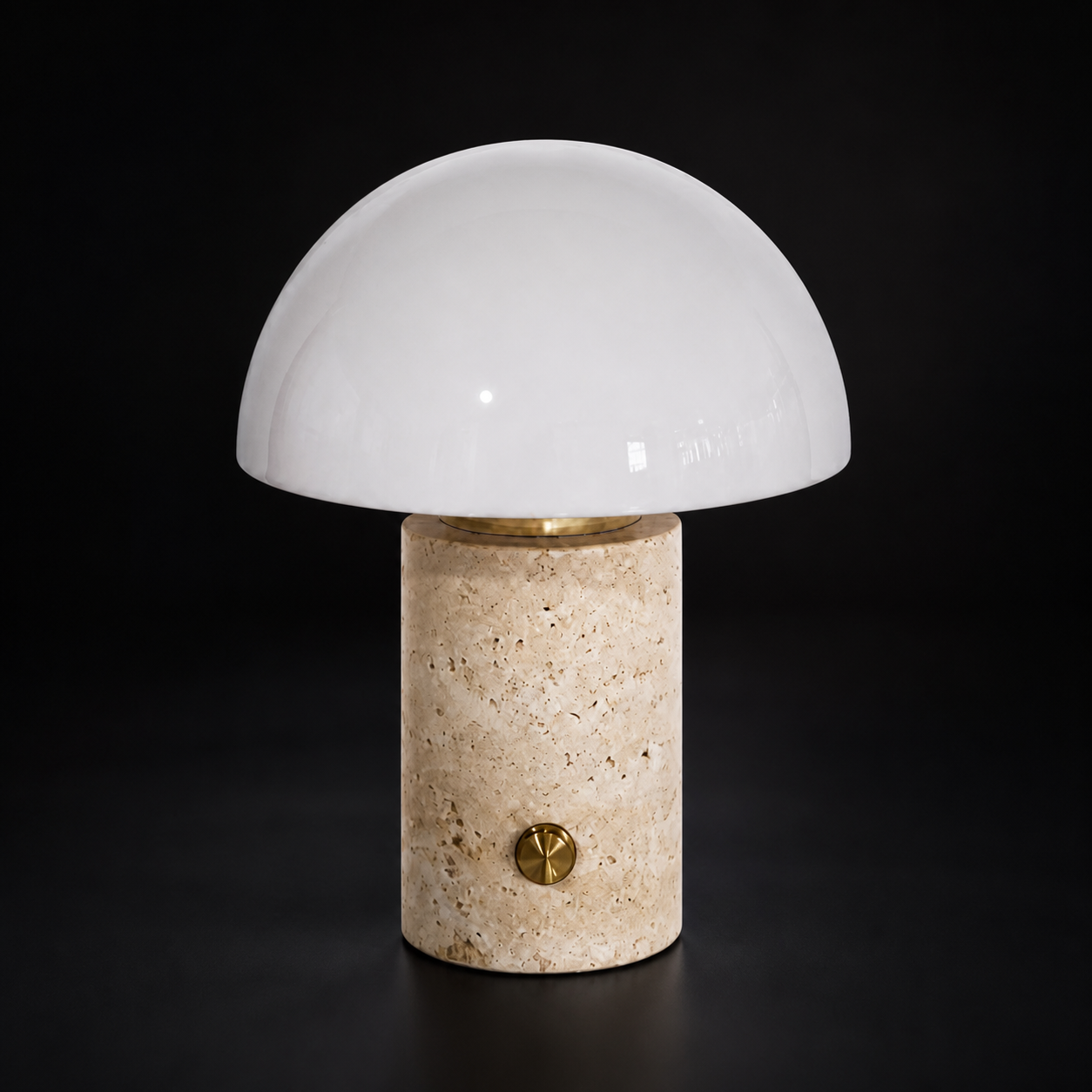 Kampagnebillede med lampe skabt med DAHMIT Create
