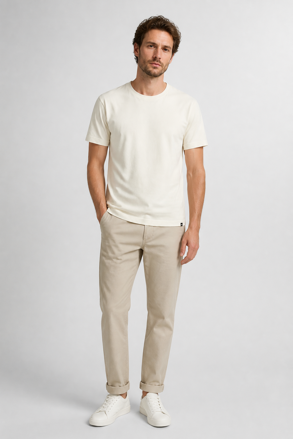 T-shirt præsenteret på model